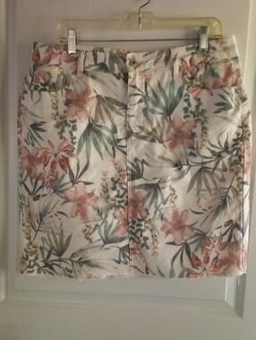 CHARLIE B White Mini Skirt with Pink Floral and Green Leaf Print